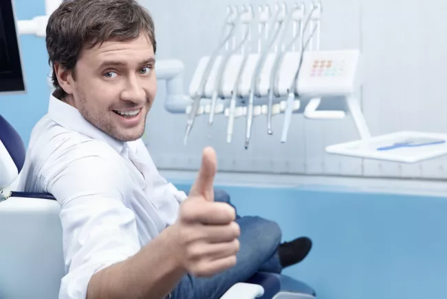 Odontòleg amb eines d'odontologia
